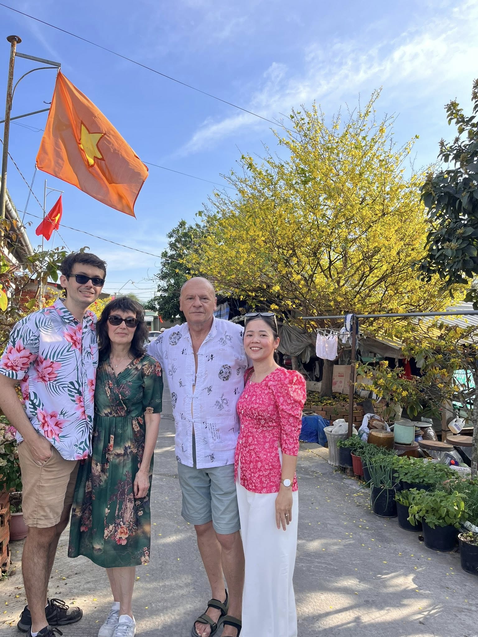 Vy Võ (áo hồng) chụp cùng chồng (ngoài cùng trái) và bố mẹ chồng người Pháp 