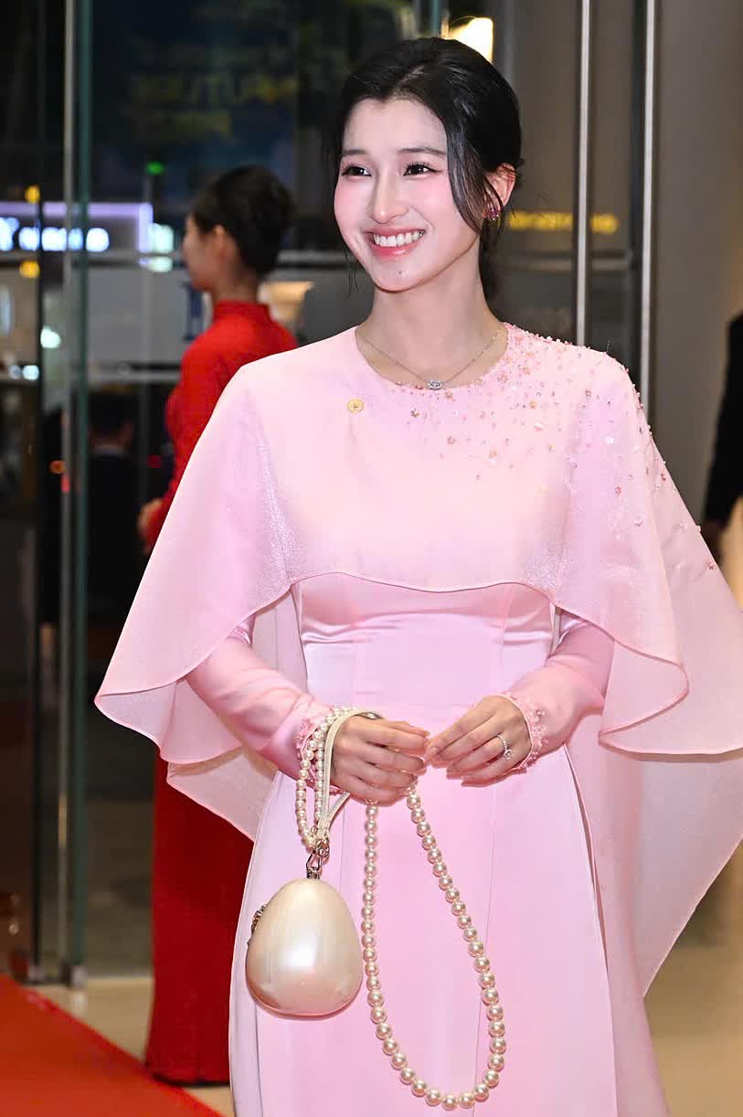 Mỗi lần Phương Nhi lộ diện đều nhận được sự quan tâm của công chúng 