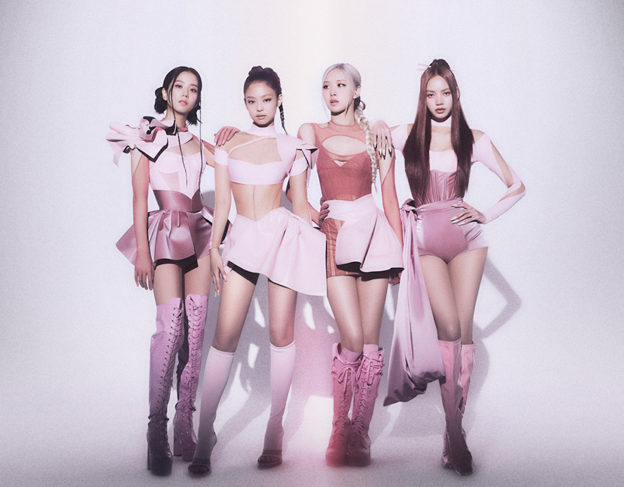 Nhìn tần suất hoạt động cùng số lượng âm nhạc của BLACKPINK, nhiều ý kiến chuyên môn nhận định nhóm nữ toàn cầu có discography nghèo nàn, thiếu đầu tư cho âm nhạc