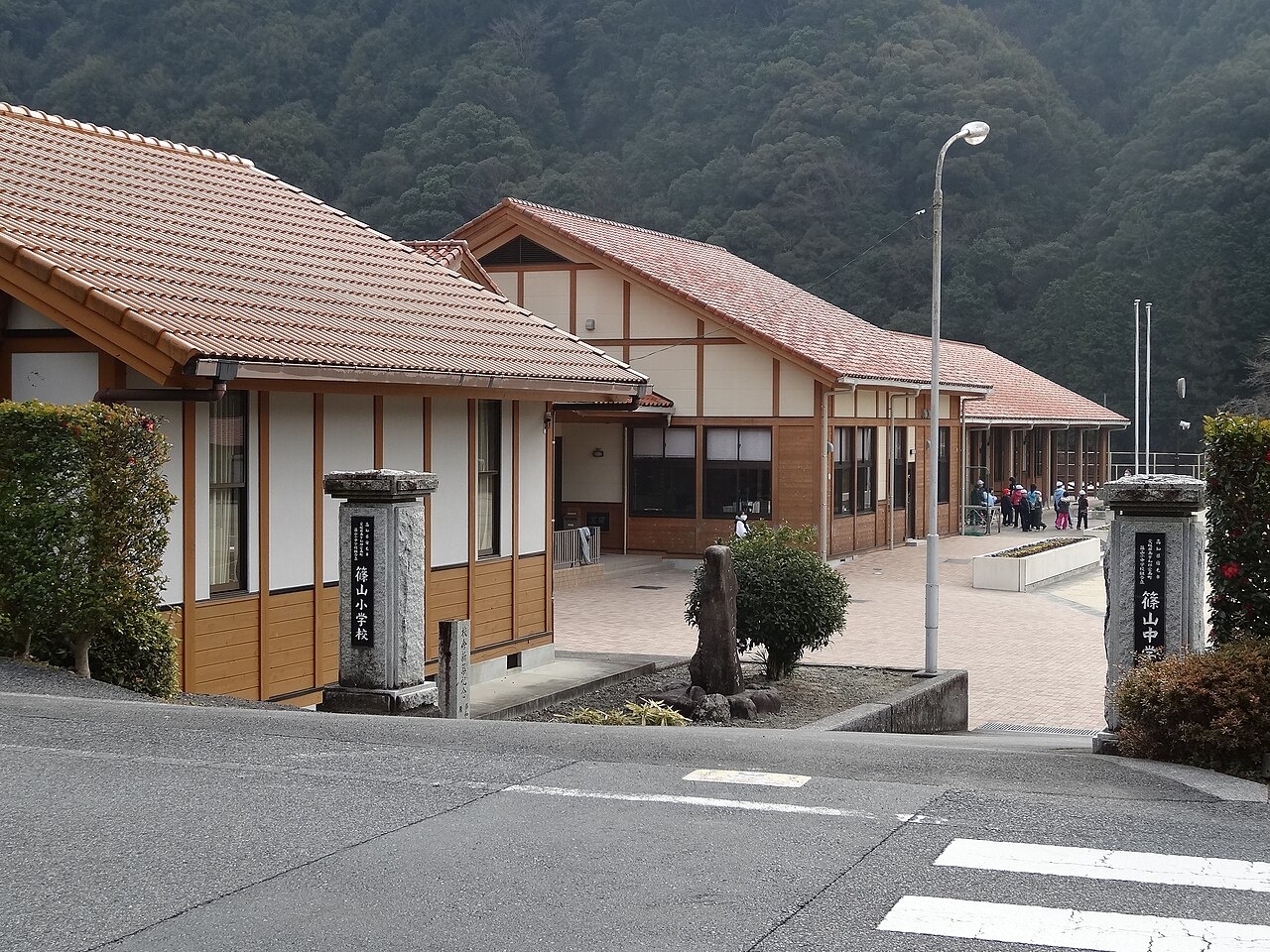 Trường Tiểu học và Trung học cơ sở Sasayama (Ảnh: Wikipedia)