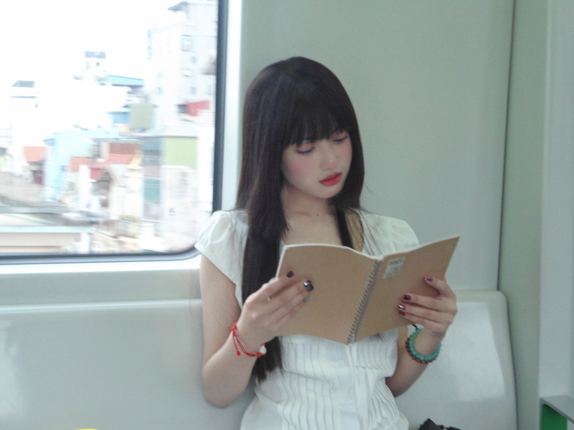 Cô gái nổi tiếng với bộ ảnh chụp ở công viên Thống Nhất: Mình không cố để trông cổ điển