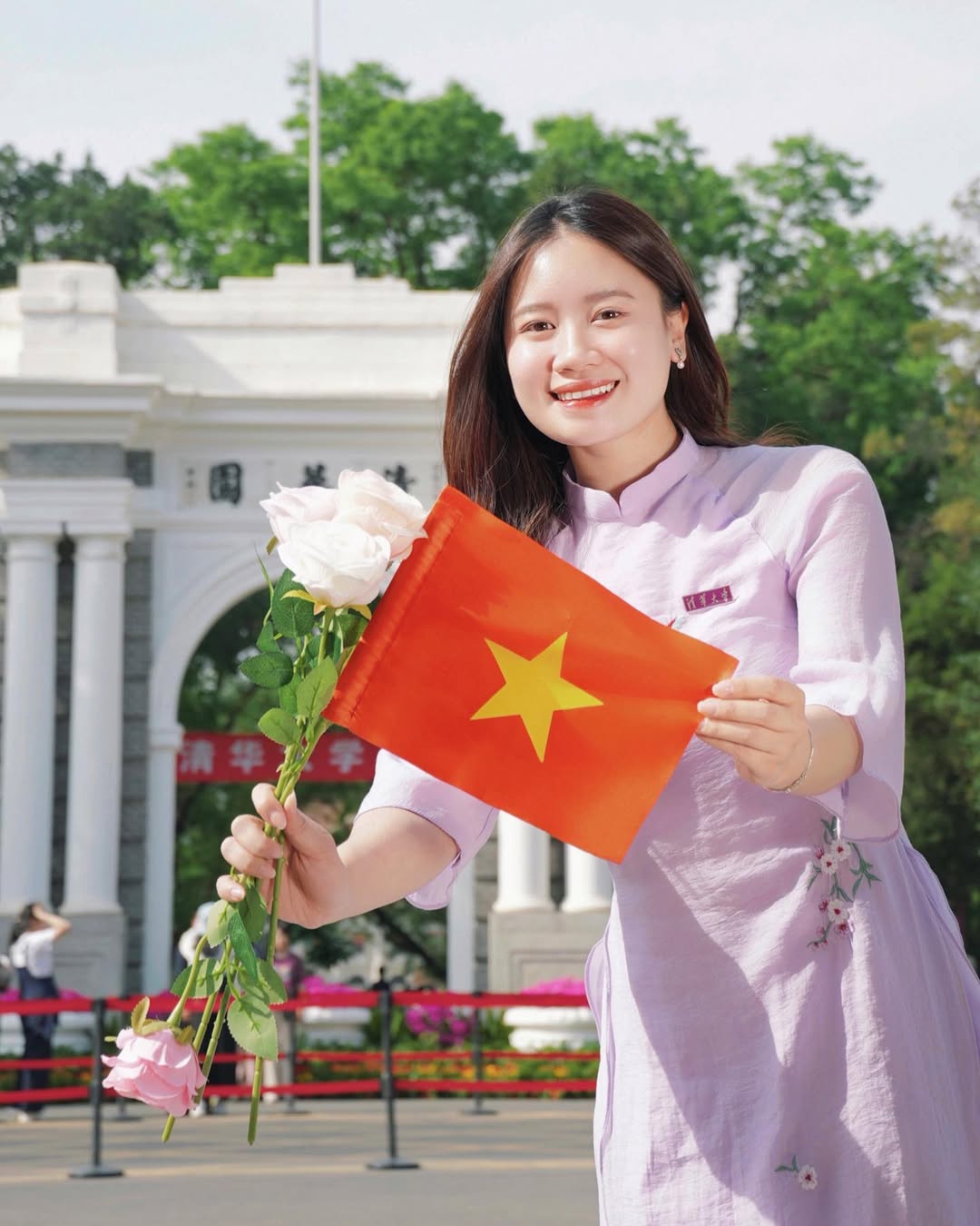 Cô từng theo học THPT chuyên Lào Cai, sau đó du học tại Đại học Nam Kinh (Trung Quốc) trước khi trúng tuyển hệ Thạc sĩ của Đại học Thanh Hoa (Trung Quốc) (Ảnh: FBNV)