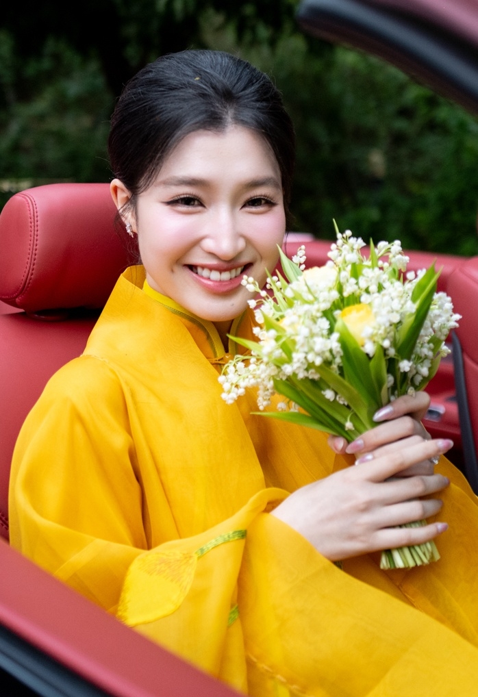 Phương Nhi lộ diện tươi tắn, đầy hạnh phúc trong ngày trọng đại 