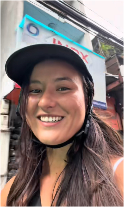 Cô nàng hào hứng chia sẻ cảm giác ngồi xe ôm công nghệ ở Hà Nội, Việt Nam.