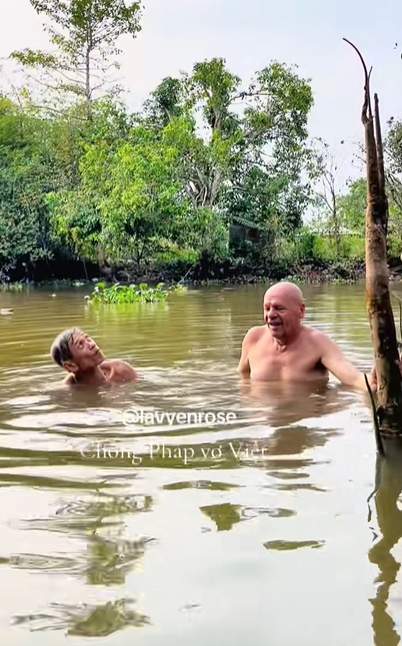 Cả hai còn rủ nhau đi tắm sông