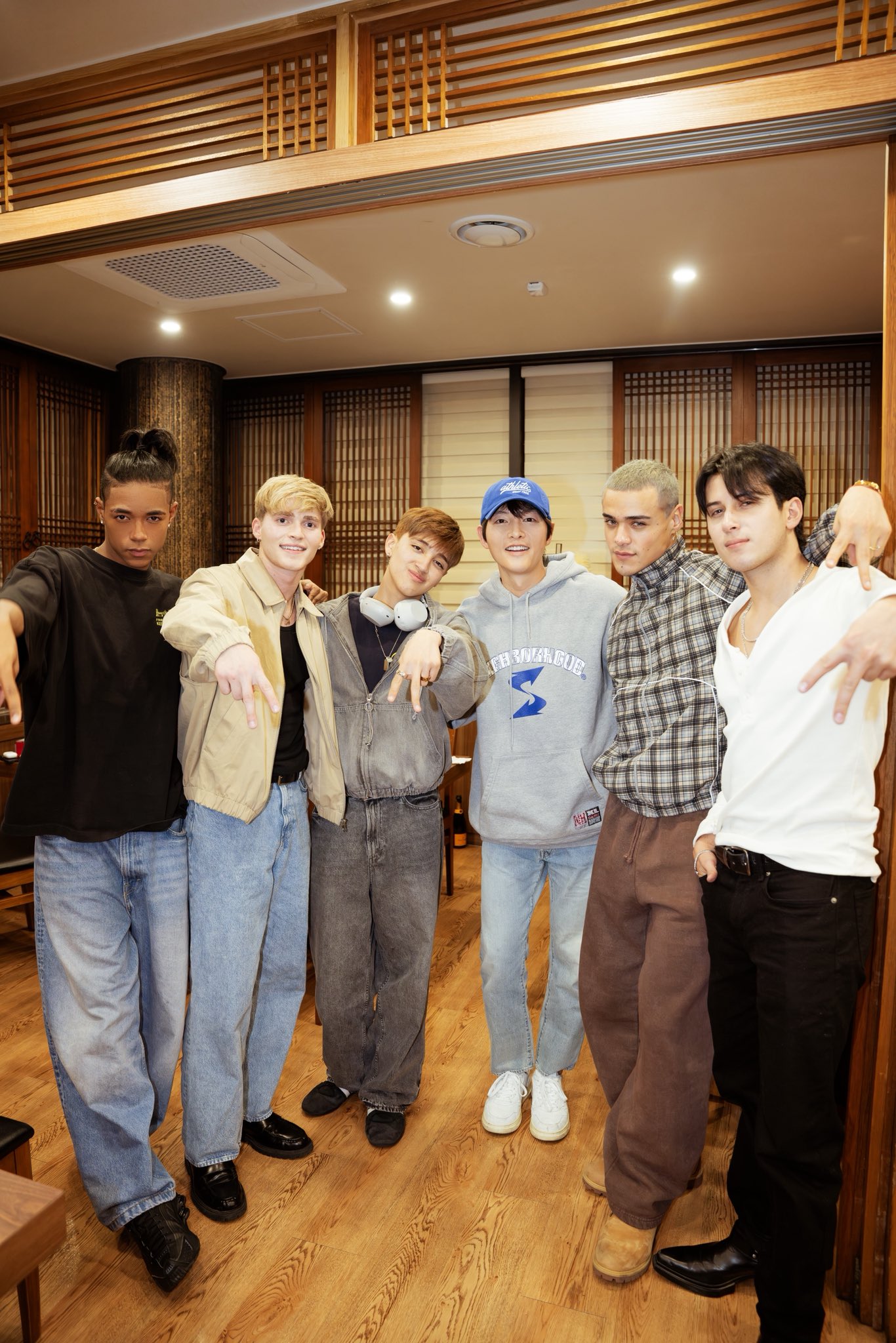 Song Joong Ki lộ diện với tâm thế thoải mái bên dàn trai đẹp nhà HYBE ngay giữa thời điểm “dầu sôi lửa bỏng”. Ảnh: X