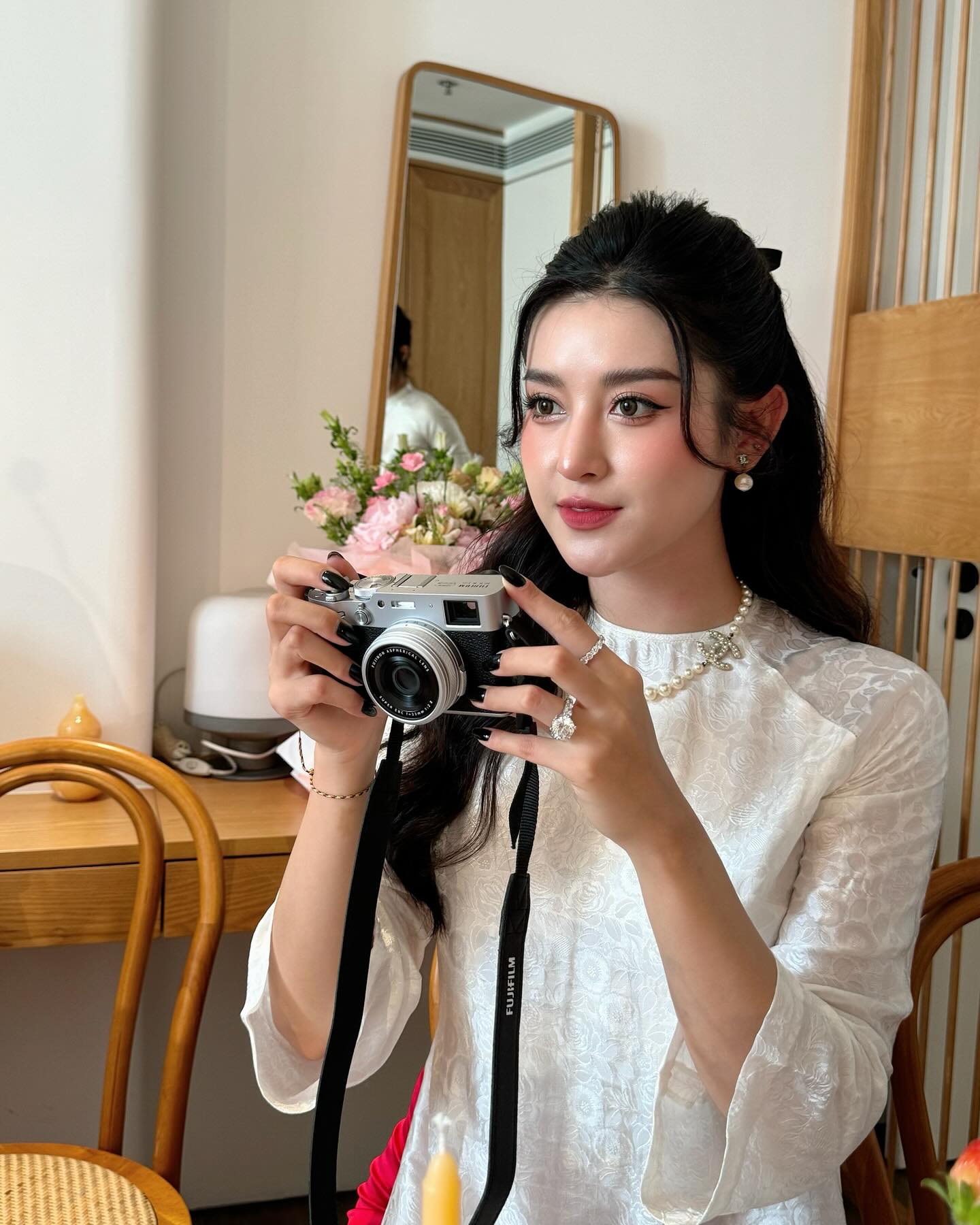 Huyền My có rất nhiều trang sức kim cương lấp lánh, nhìn qua đã biết giá trị không nhỏ 