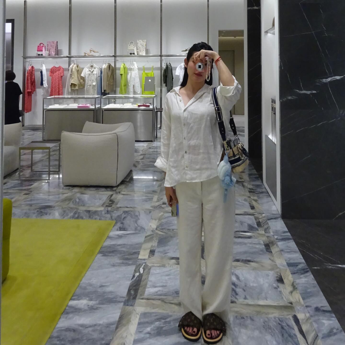 Cô thường xuyên check in ở những cửa hàng thời trang cao cấp, xa xỉ 