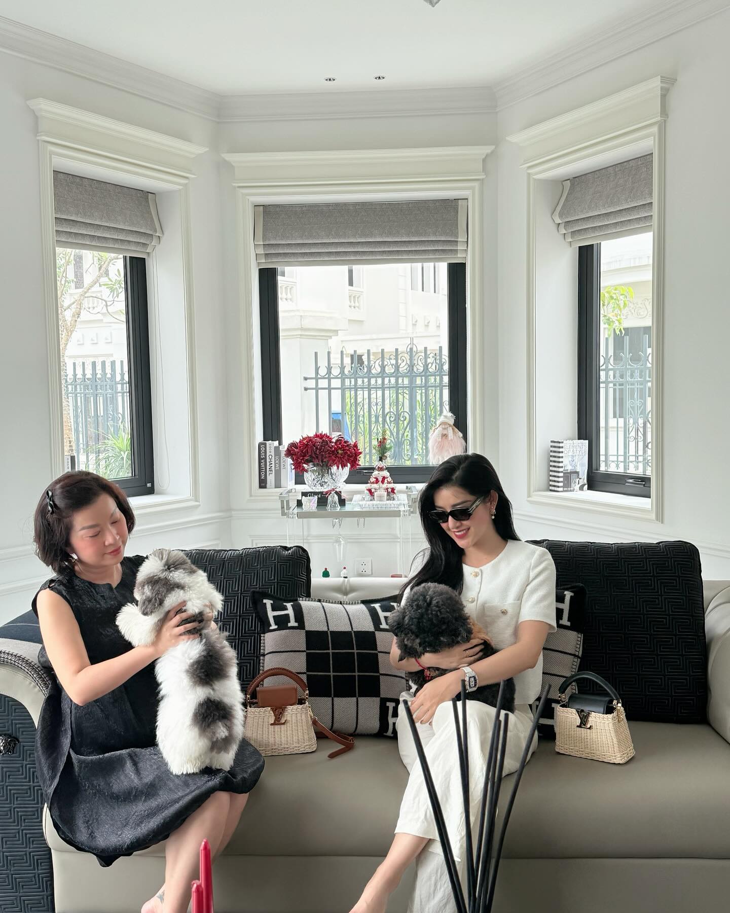 Nhà có thiết kế màu trắng chủ đạo, phong cách hiện đại 