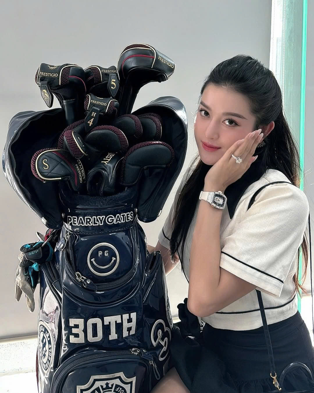 Cô từng đeo chiếc đồng hồ Michard Mille 07-11 được làm từ vàng trắng kết hợp kim cương được định giá 11 tỷ đồng 