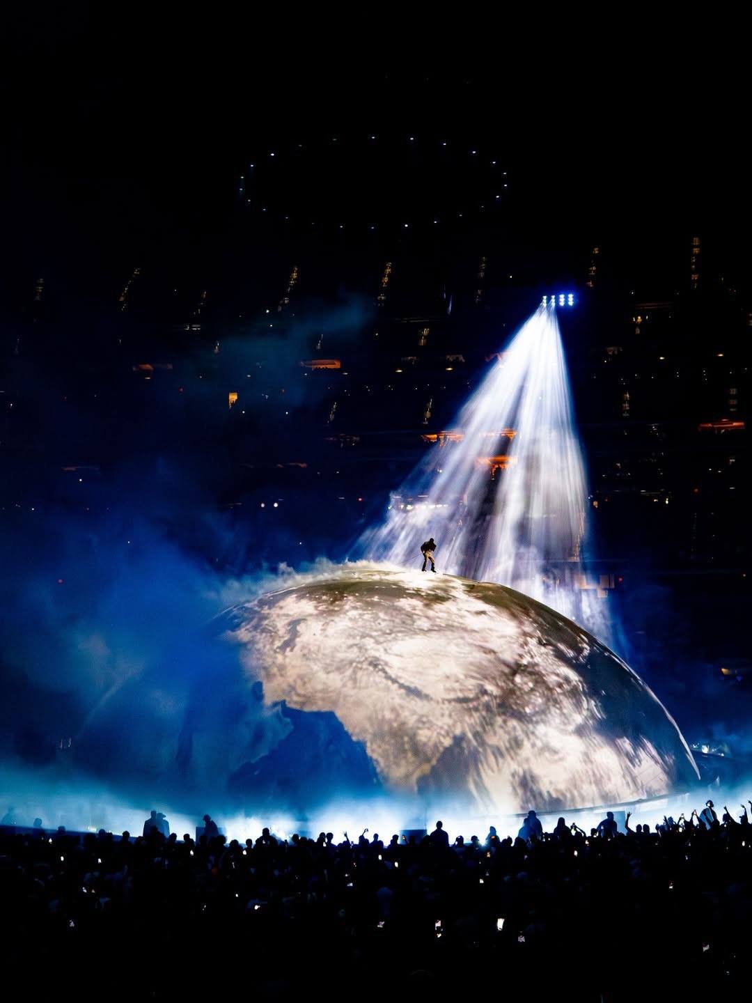 Sân khấu của Ye gây choáng bởi quy mô dàn dựng nhưng vẫn gây tranh cãi vì biểu diễn đơn điệu 