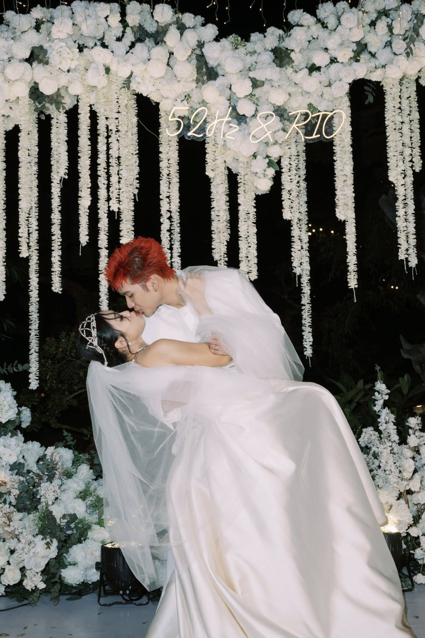 Vì tiệc cưới giới hạn khách mời nên cô dâu và chú rể 