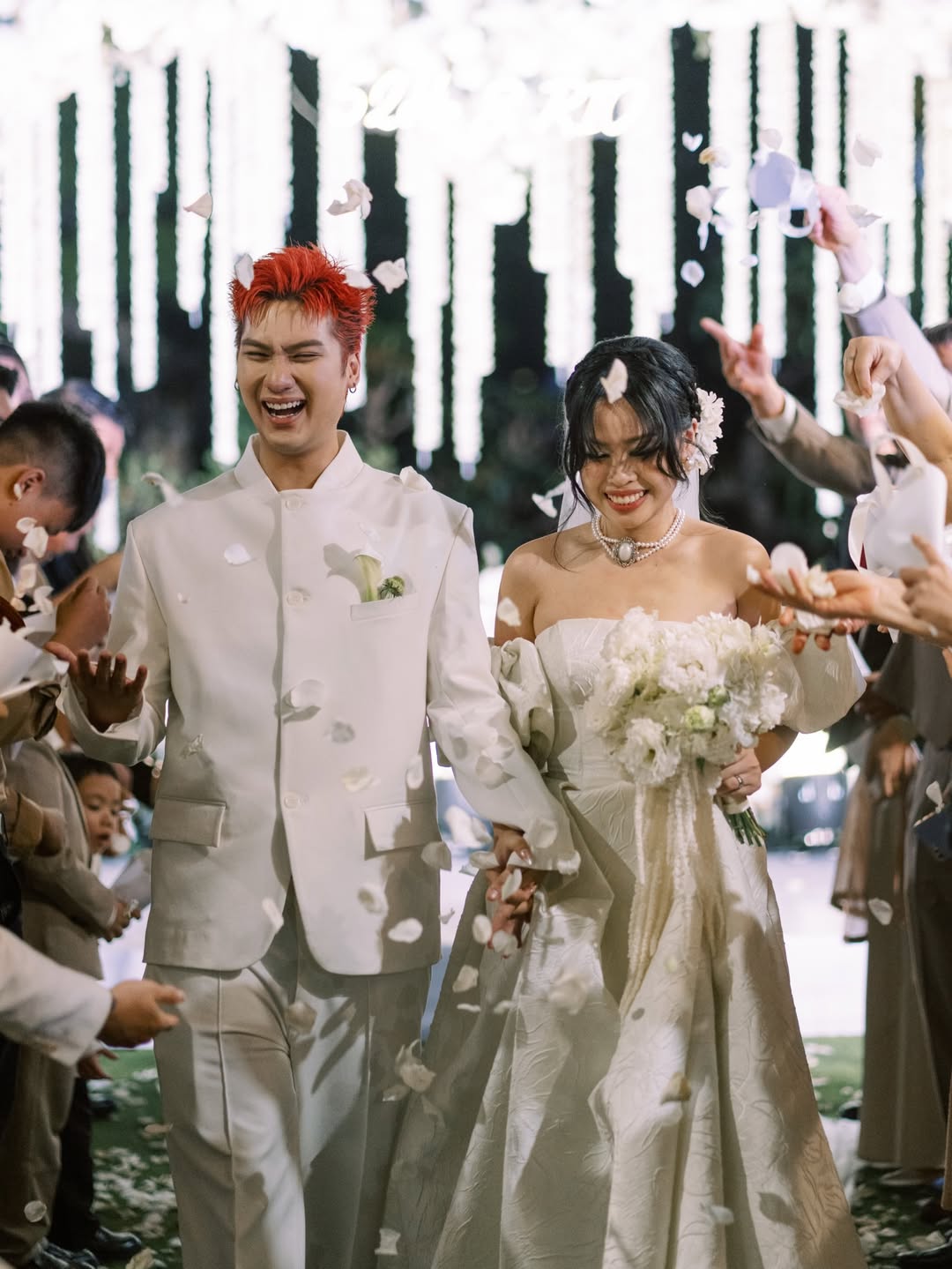 Cặp đôi tận hưởng ngày vui bên những người thân thiết nhất 