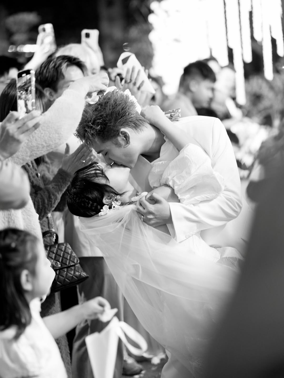 Cặp đôi trao nụ hôn đánh dấu bước sang một hành trình mới 