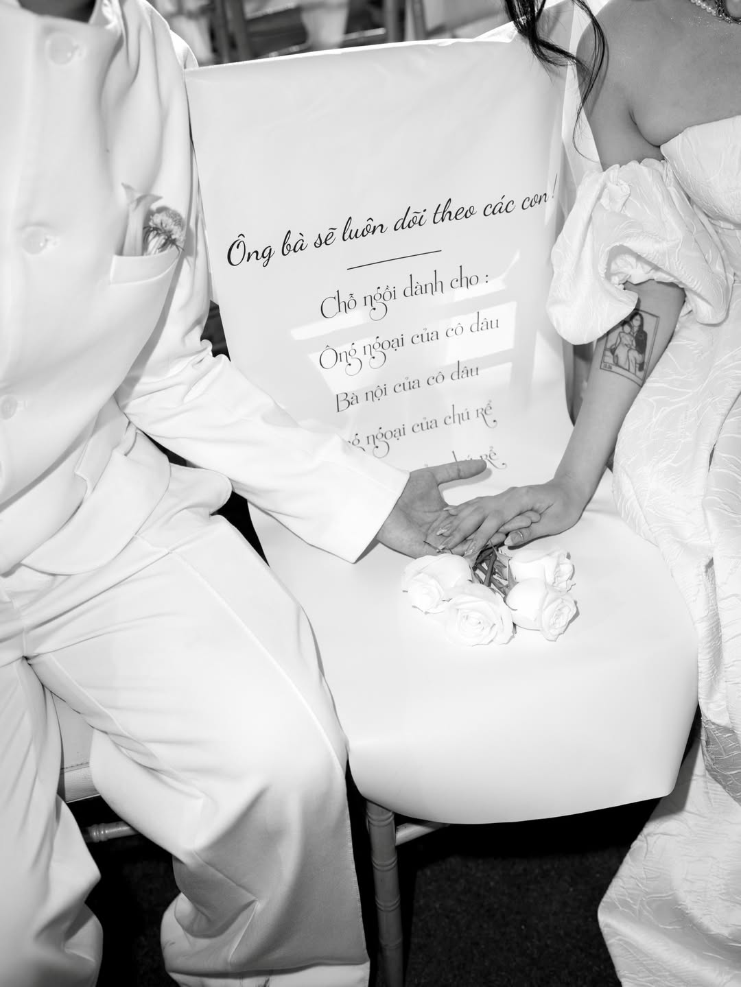 Cặp đôi gây xúc động khi chuẩn bị một chiếc ghế đặc biệt dành cho ông bà đã qua đời 