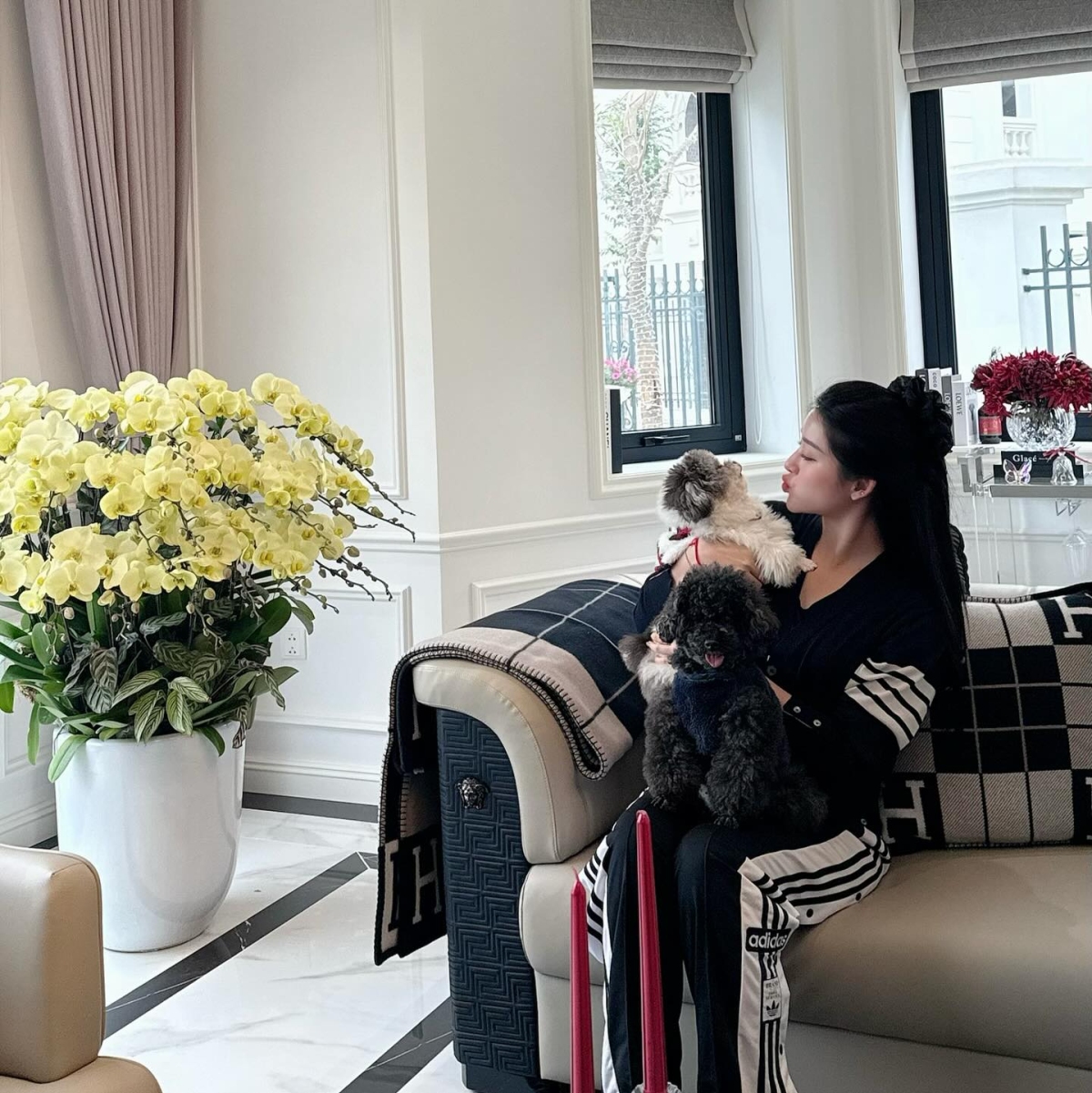 Huyền My đúng chuẩn một tiểu thư ở dinh thự 