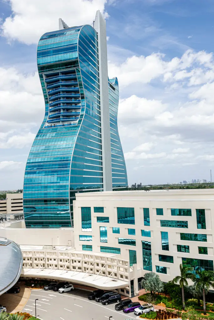 Offset bị bắn ngay gần khách sạn & sòng bạc Seminole Hard Rock ở Hollywood, Florida. Ảnh: Pagesix