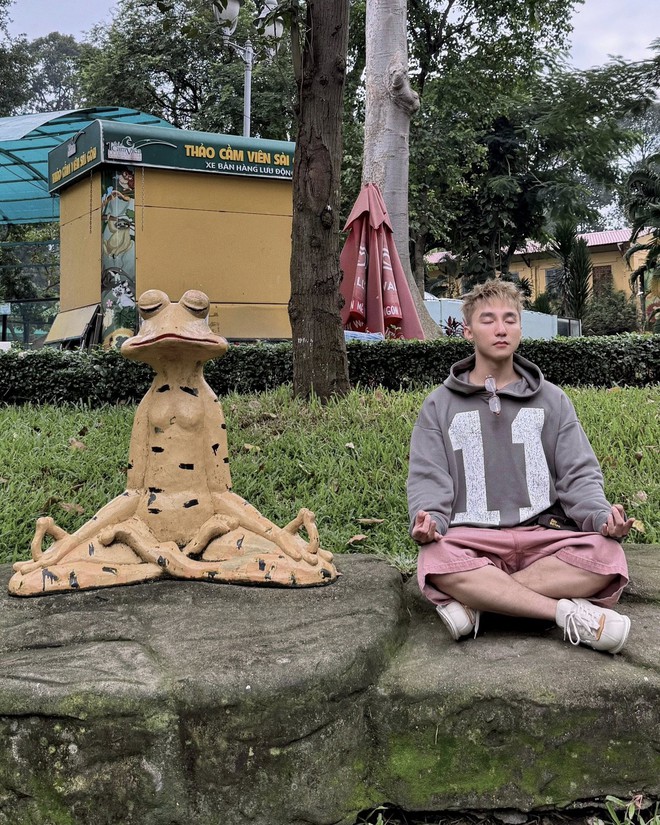 Sơn Tùng gây sốt với bức ảnh chụp ảnh tạo dáng cùng bức tượng trong Thảo Cầm Viên Sài Gòn