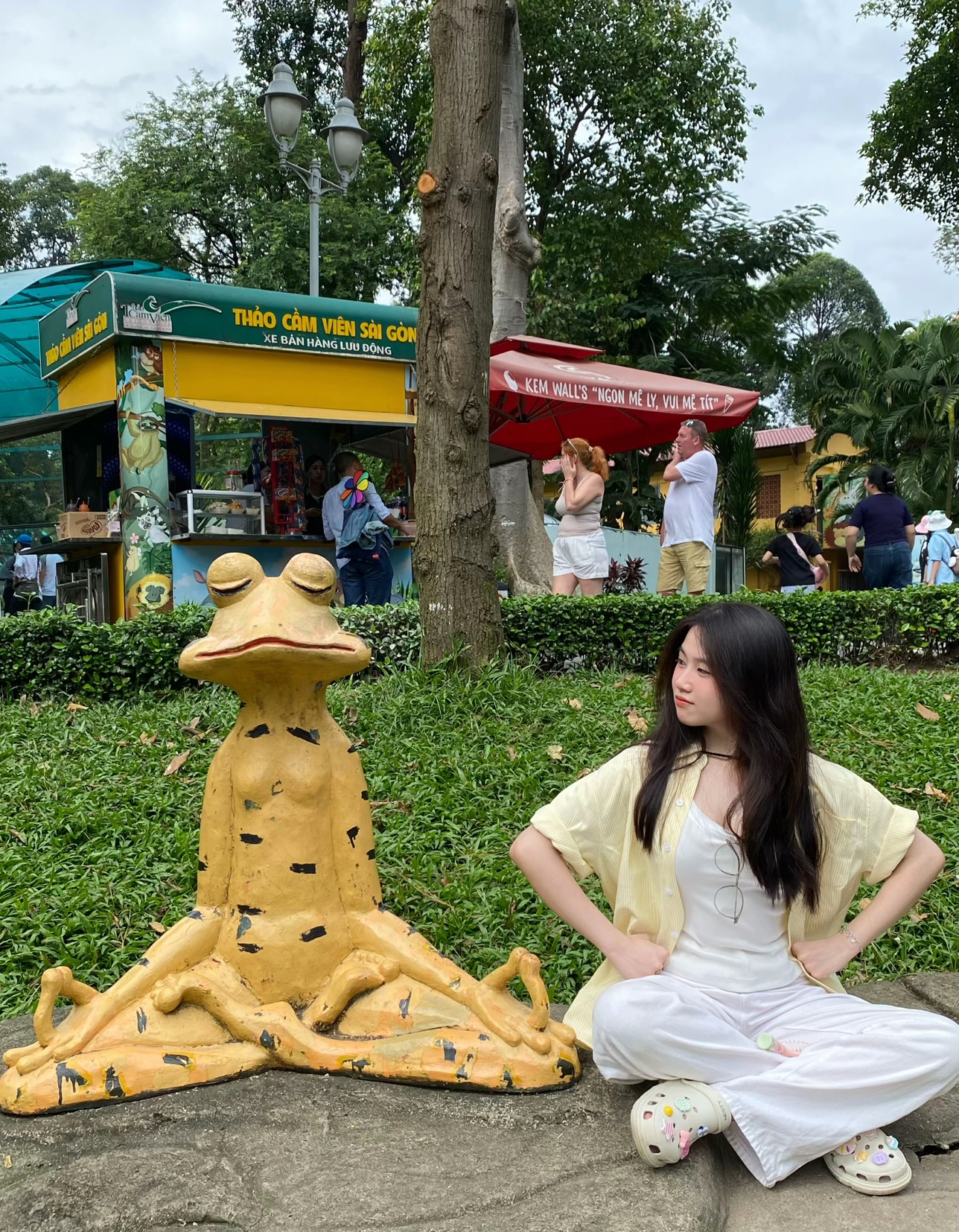 Bức tượng trở nên hot hit, một trào lưu chụp ảnh mới cũng ra đời (Nguồn ảnh: @Bún nước tương)