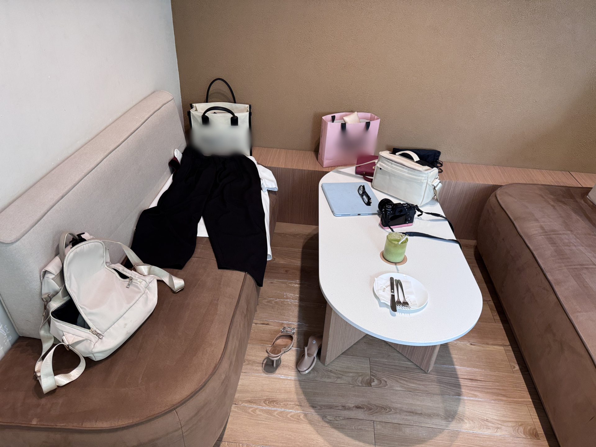 Đồ đạc, quần áo, phụ kiện được bày xung quanh các ghế ngồi