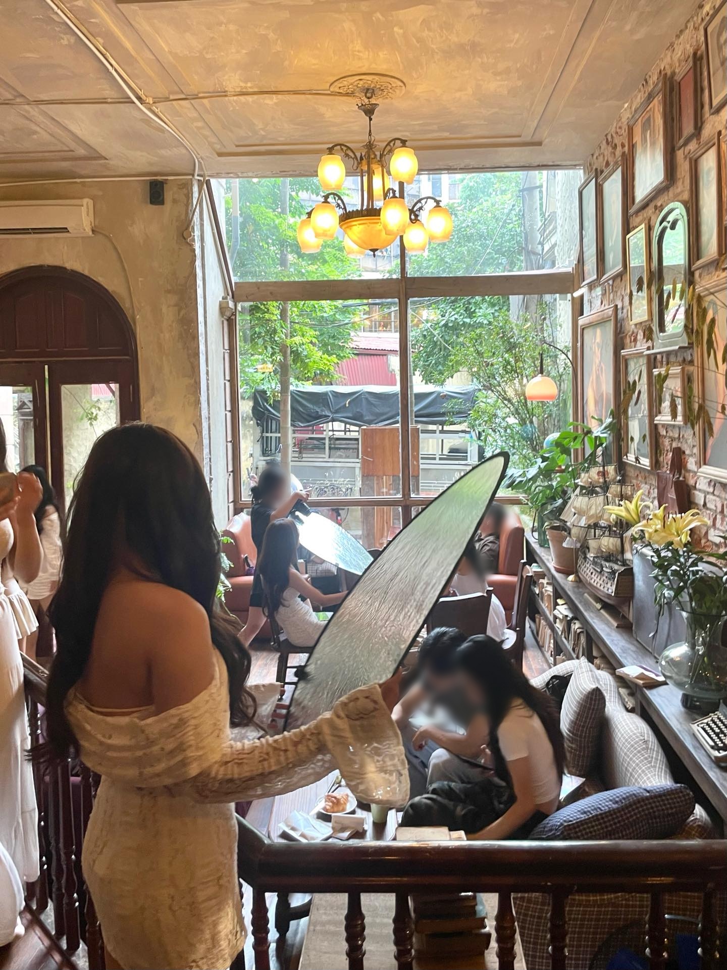 Dựng chân máy, mang tấm hắt sáng hay các thiết bị chụp hình chuyên nghiệp vào quán cà phê là điều không hiếm gặp