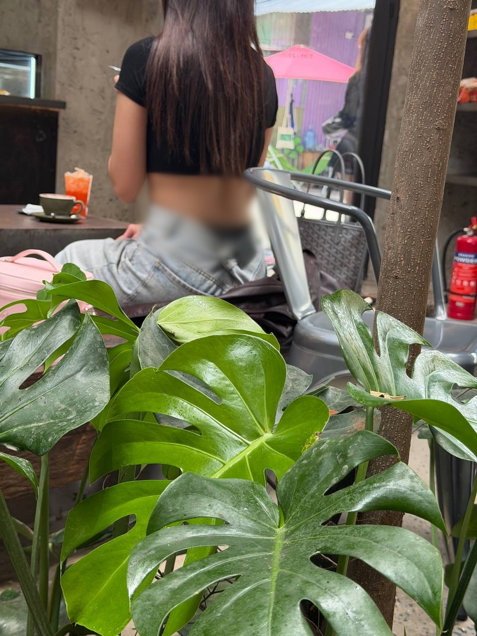 Không ít “meo meo” còn diện đồ hớ hênh, phản cảm