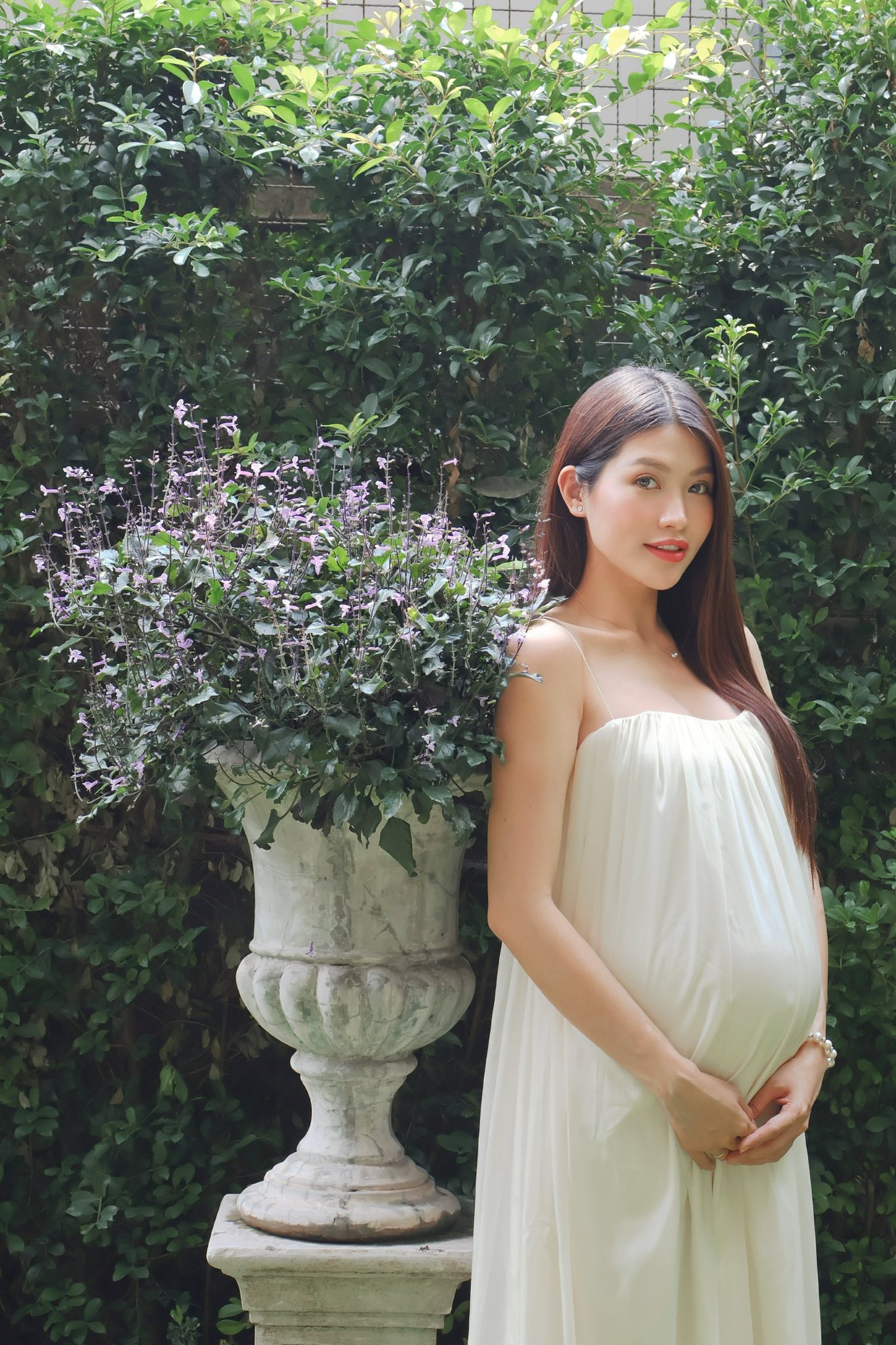 Suốt thai kỳ, Chế Nguyễn Quỳnh Châu luôn giữ sự rạng rỡ, tươi tắn 