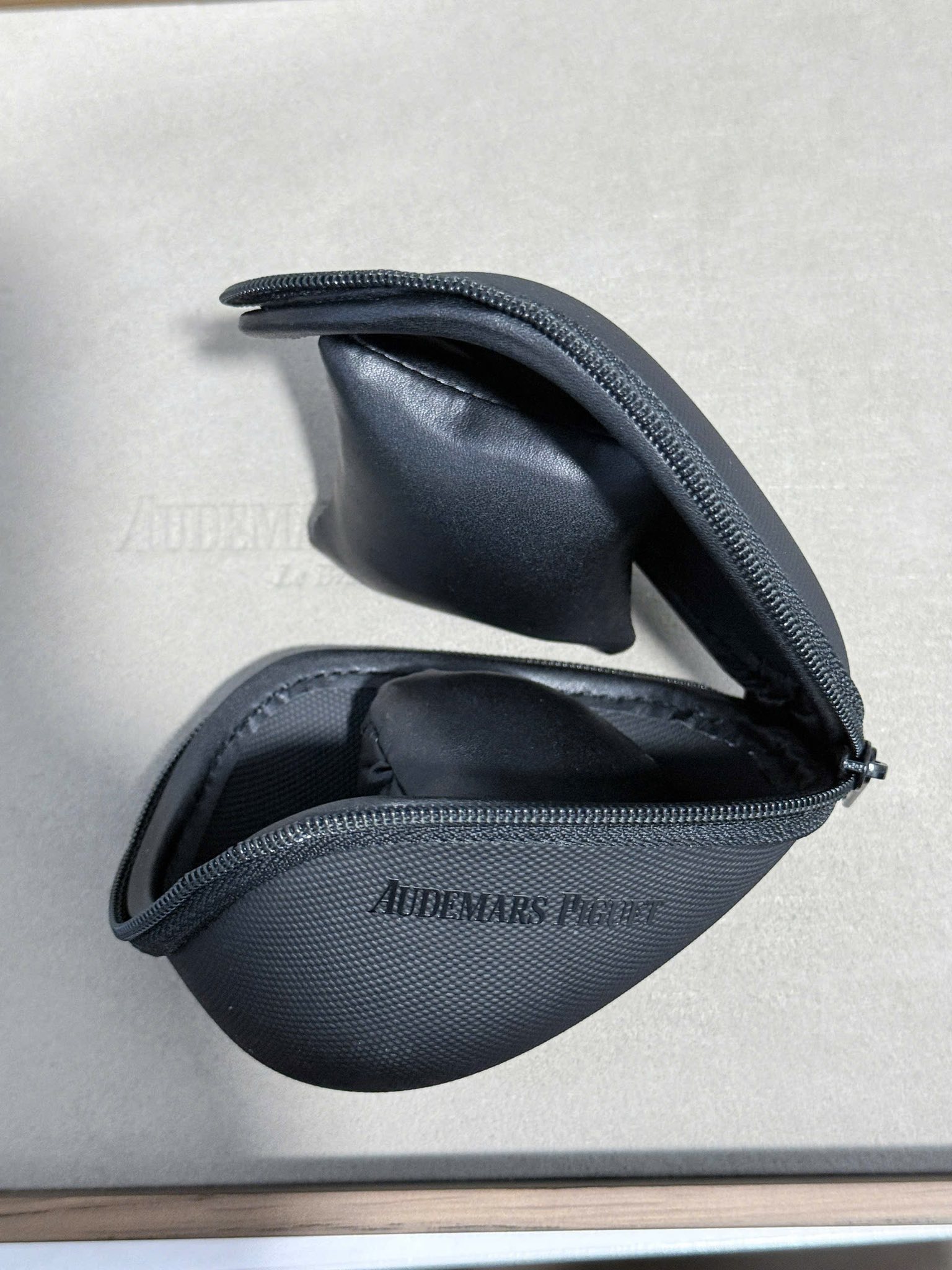 Cận cảnh chiếc đồng hồ của Duy Mạnh và hộp đựng đồng hồ (Ảnh: FBNV)