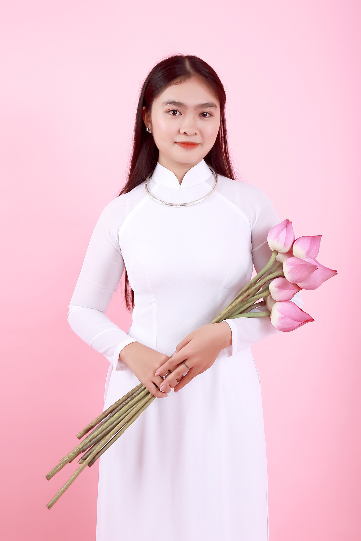 Bên cạnh sự nghiệp âm nhạc, cuộc sống riêng của Thiện Nhân lại trải qua nhiều biến động, đặc biệt là mối quan hệ với gia đình và những lựa chọn cá nhân gây tranh luận