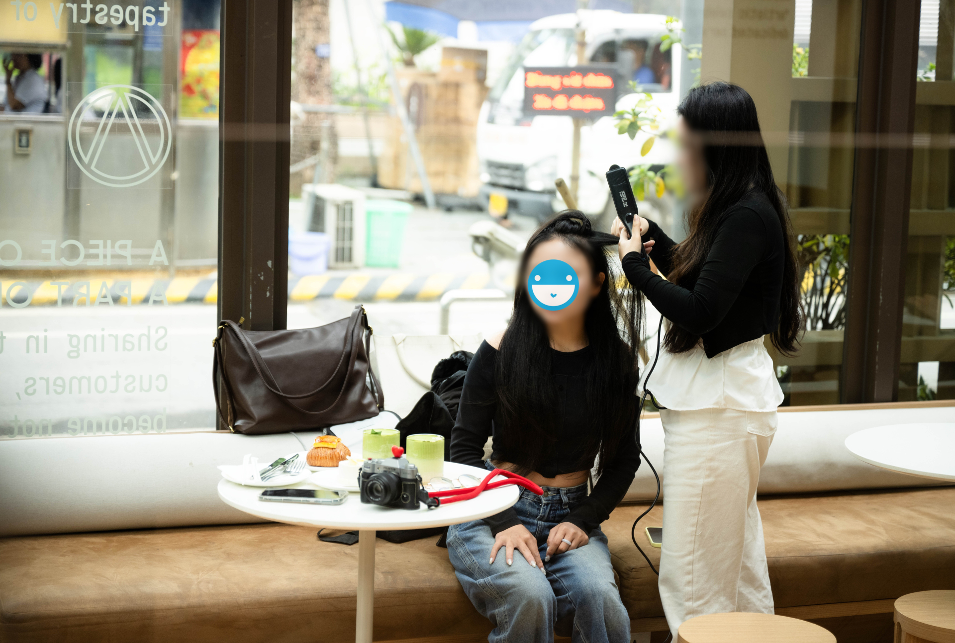 Thậm chí bày biện đồ làm tóc, makeup ngay tại quán cà phê