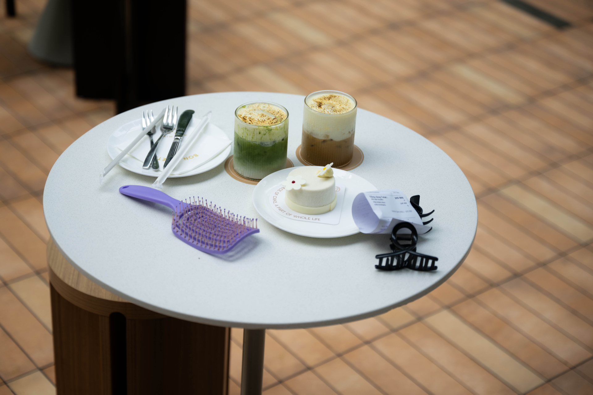 Không khó để bắt gặp những hình ảnh này ở các quán cà phê, những chiếc bàn “giữ chỗ” để đi chụp ảnh