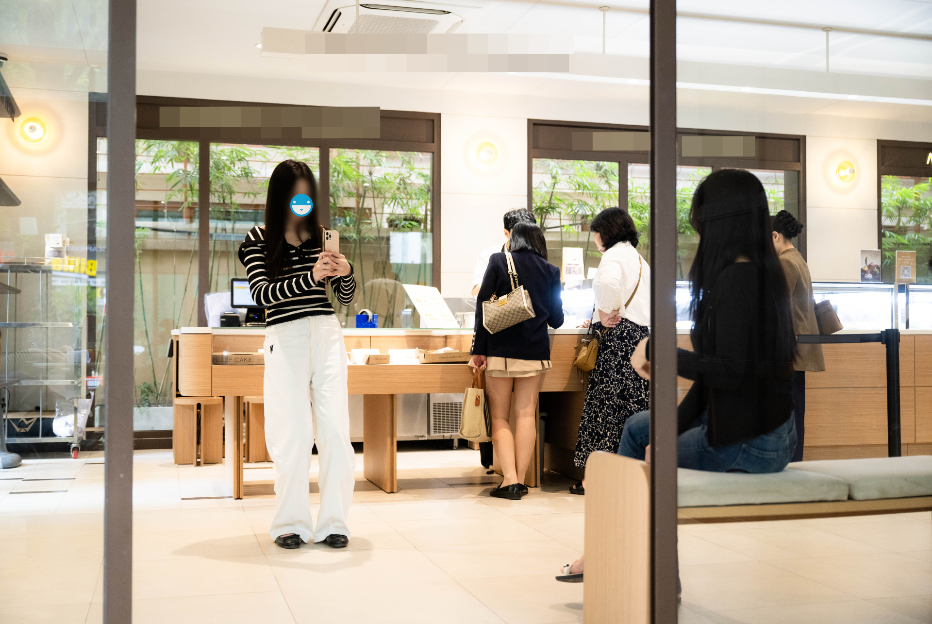 Những khu vực như cửa ra vào quán, lối đi,... đều trở nên bất tiện vì nhiều người liên tục đứng chụp hình