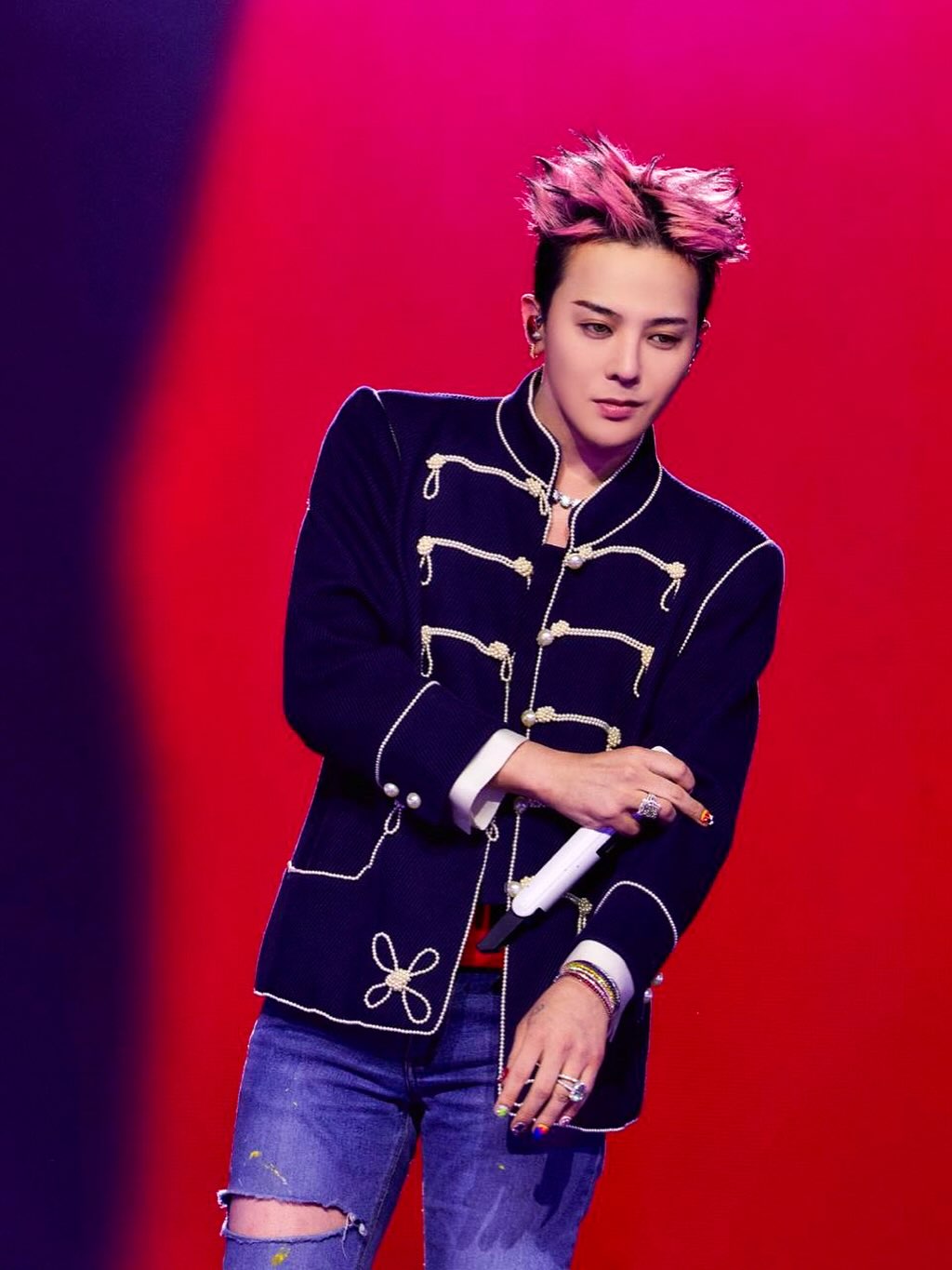 Ngoài sự nghiệp nhóm, G-DRAGON còn là nghệ sĩ âm nhạc thực thụ với gần 200 ca khúc tự sáng tác