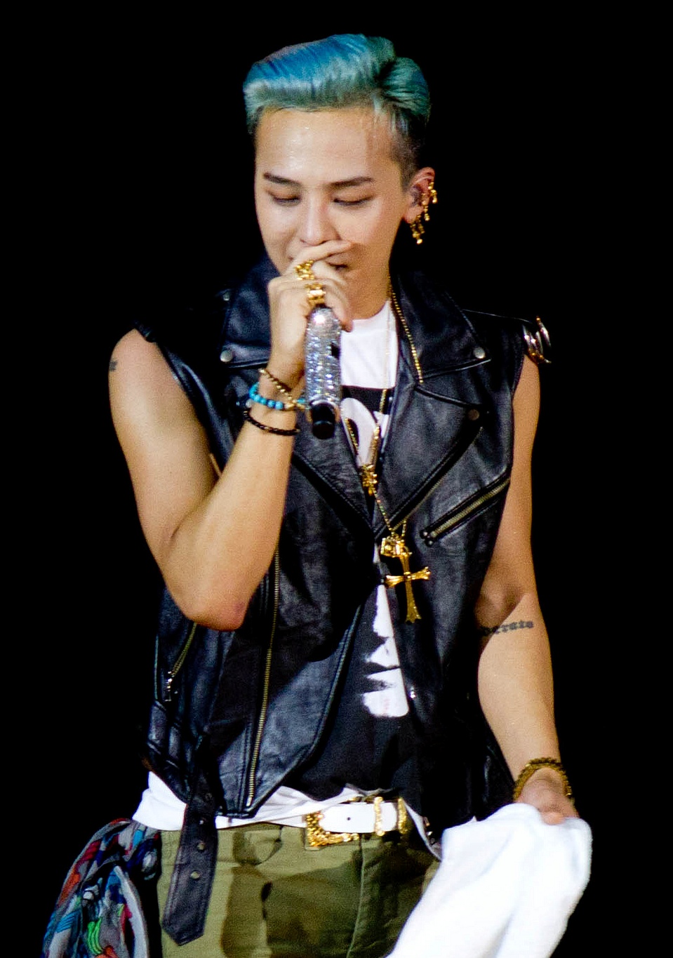 Năm 2007, khi mới 18 tuổi, G-DRAGON đã sáng tác ca khúc Lies - tác phẩm trở thành bước ngoặt quan trọng trong sự nghiệp của BIGBANG