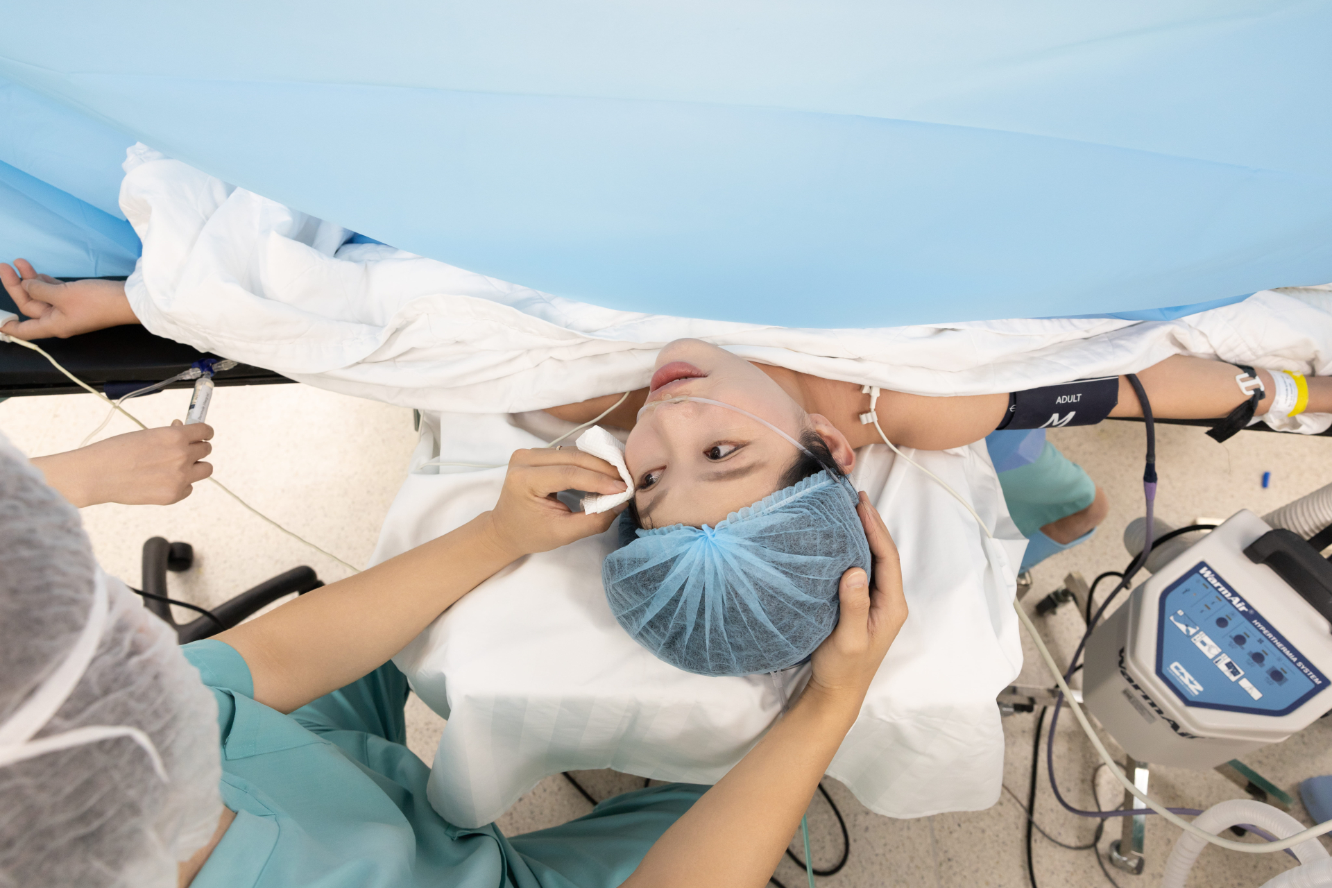 Quỳnh Châu bật khóc khi con trai chào đời