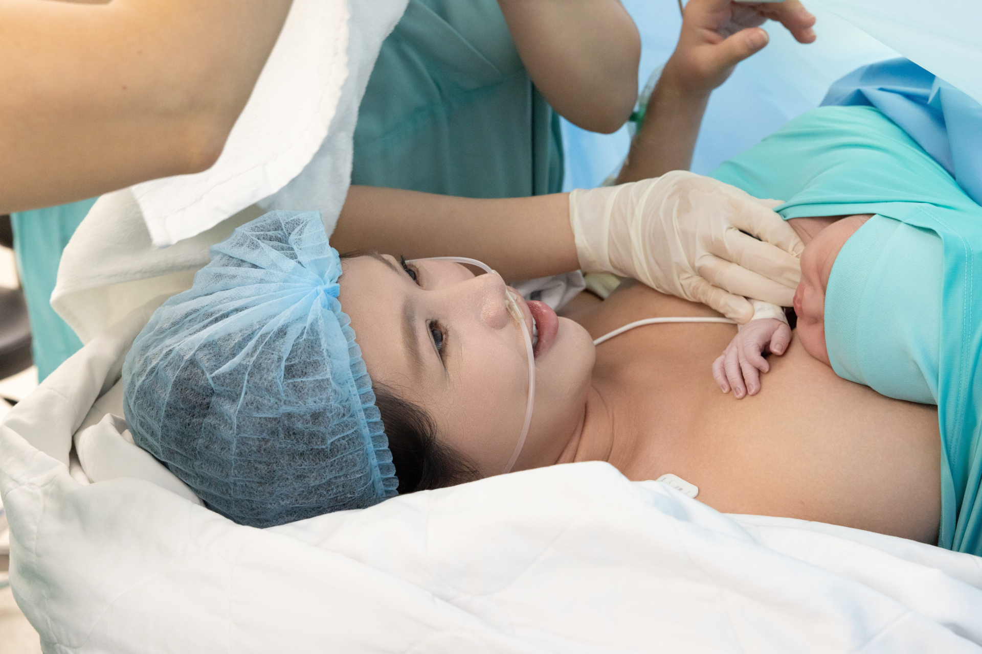 Em bé được thực hiện phương pháp da kề da với mẹ 