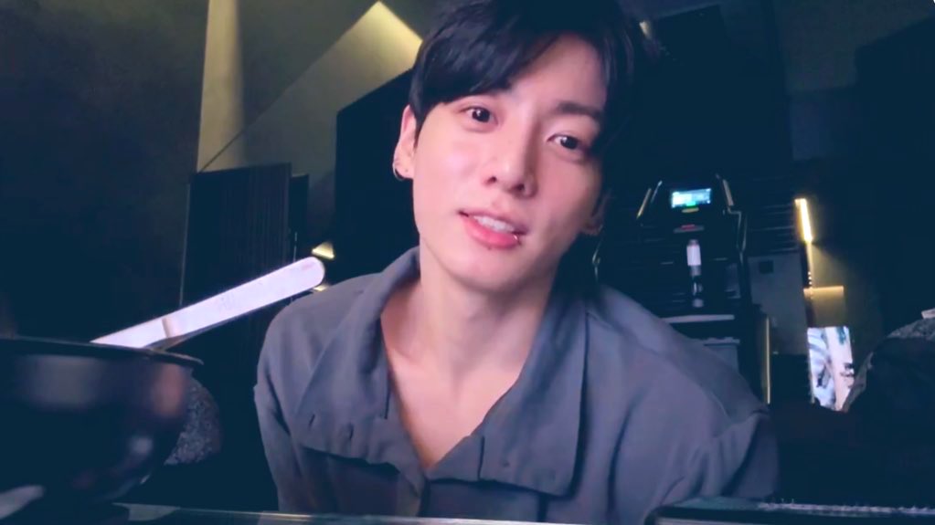 Jungkook đã công khai xin lỗi khán giả về buổi livestream bất ổn vào cuối tháng 2 của anh. Ảnh: X.