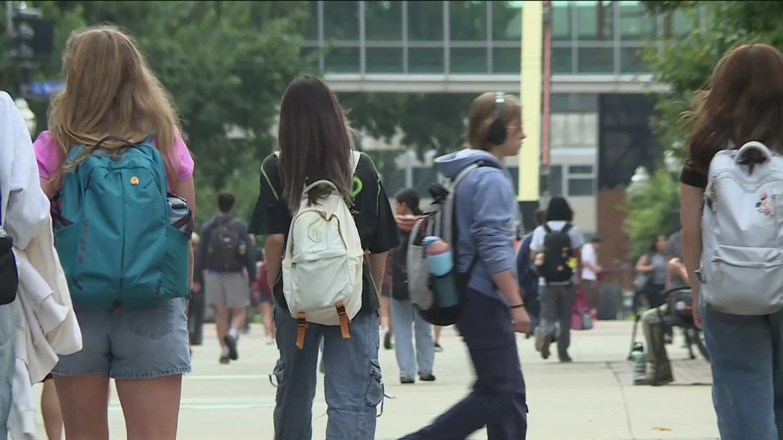 Sự bùng nổ của trí tuệ nhân tạo buộc các doanh nghiệp phải thay đổi tiêu chí tuyển dụng, đặt năng lực thực chiến lên trên các giá trị học thuật thuần túy (Ảnh: Kare11)