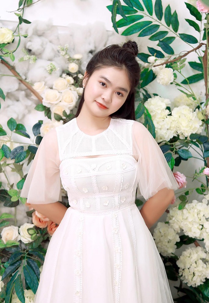 Việc nổi tiếng từ năm 12 tuổi vừa là bệ phóng lớn, vừa là áp lực không nhỏ. Khi một đứa trẻ sớm bước vào ánh đèn sân khấu, tuổi thơ bình yên gần như bị rút ngắn