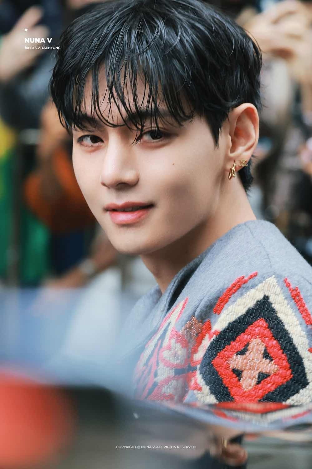 Về nhan sắc, V thường xuyên dẫn đầu các bảng xếp hạng “gương mặt đẹp nhất thế giới” do các chuyên trang quốc tế bình chọn (ảnh: X)