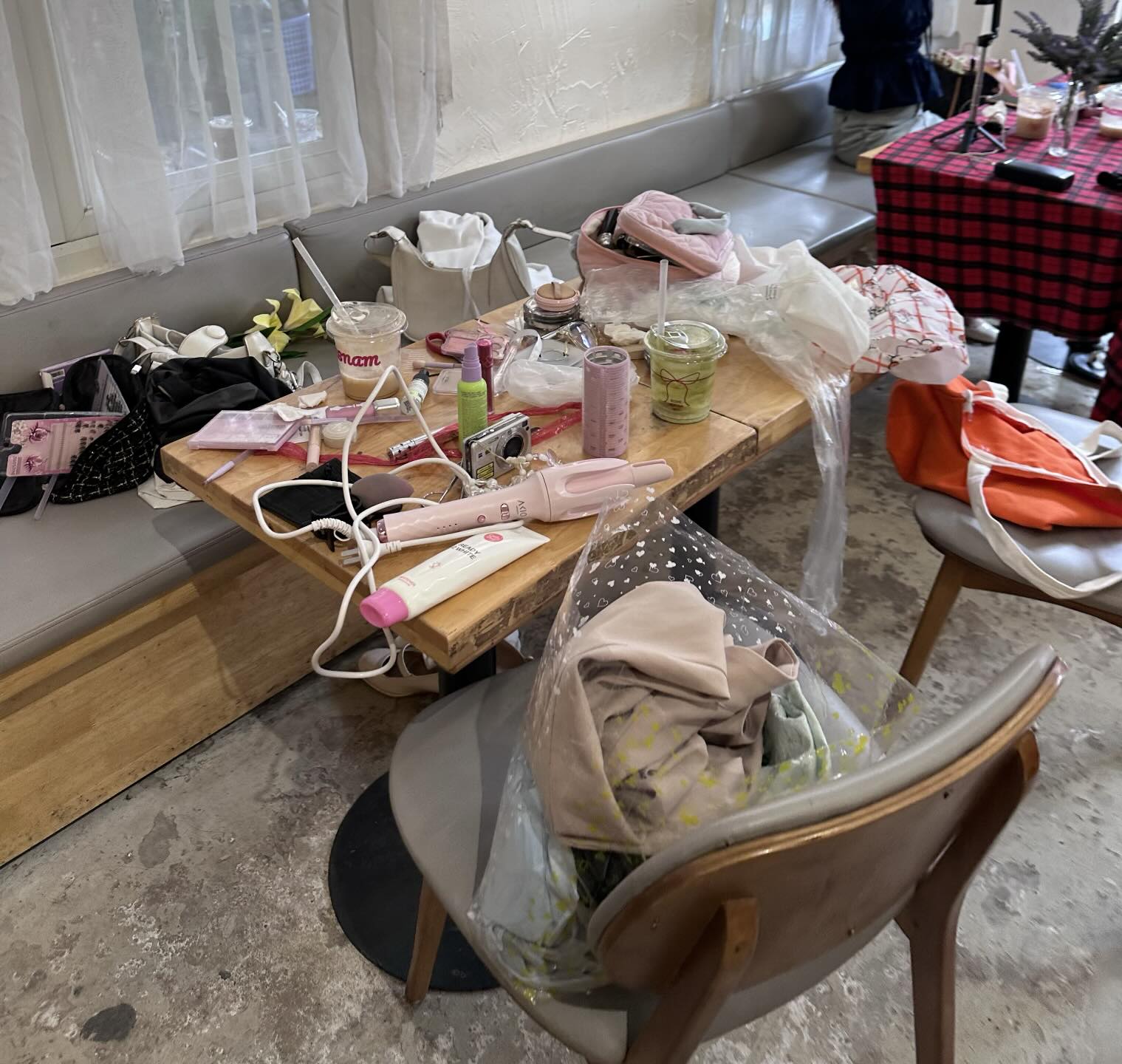 Có khi bày biện đồ đạc la liệt thế này. Nguồn ảnh: N.H.