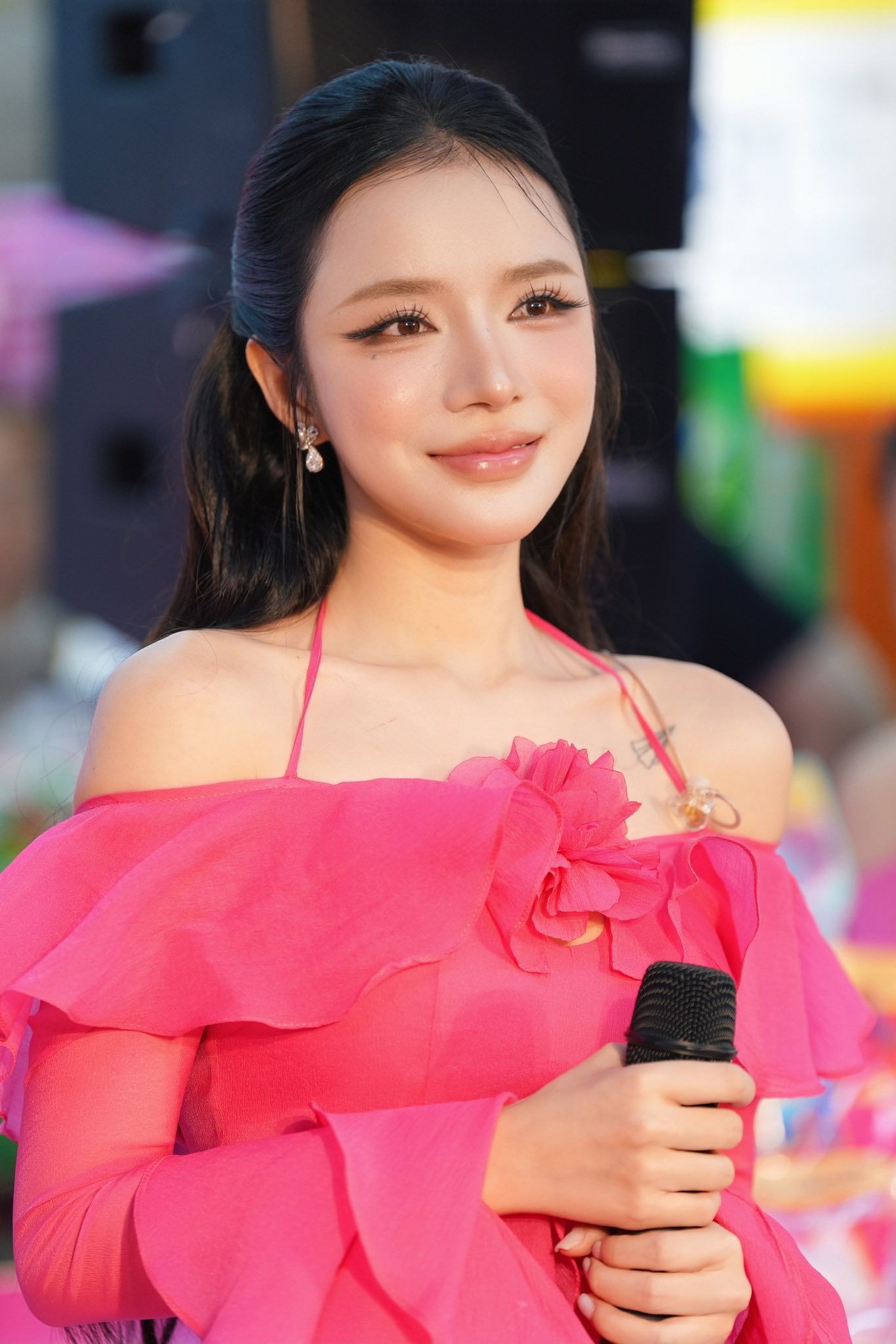 Nhạc của LyLy hợp với những giọng ca có màu sắc rõ rệt, trong khi chính cô lại chưa tạo được dấu ấn đủ mạnh trong cách thể hiện