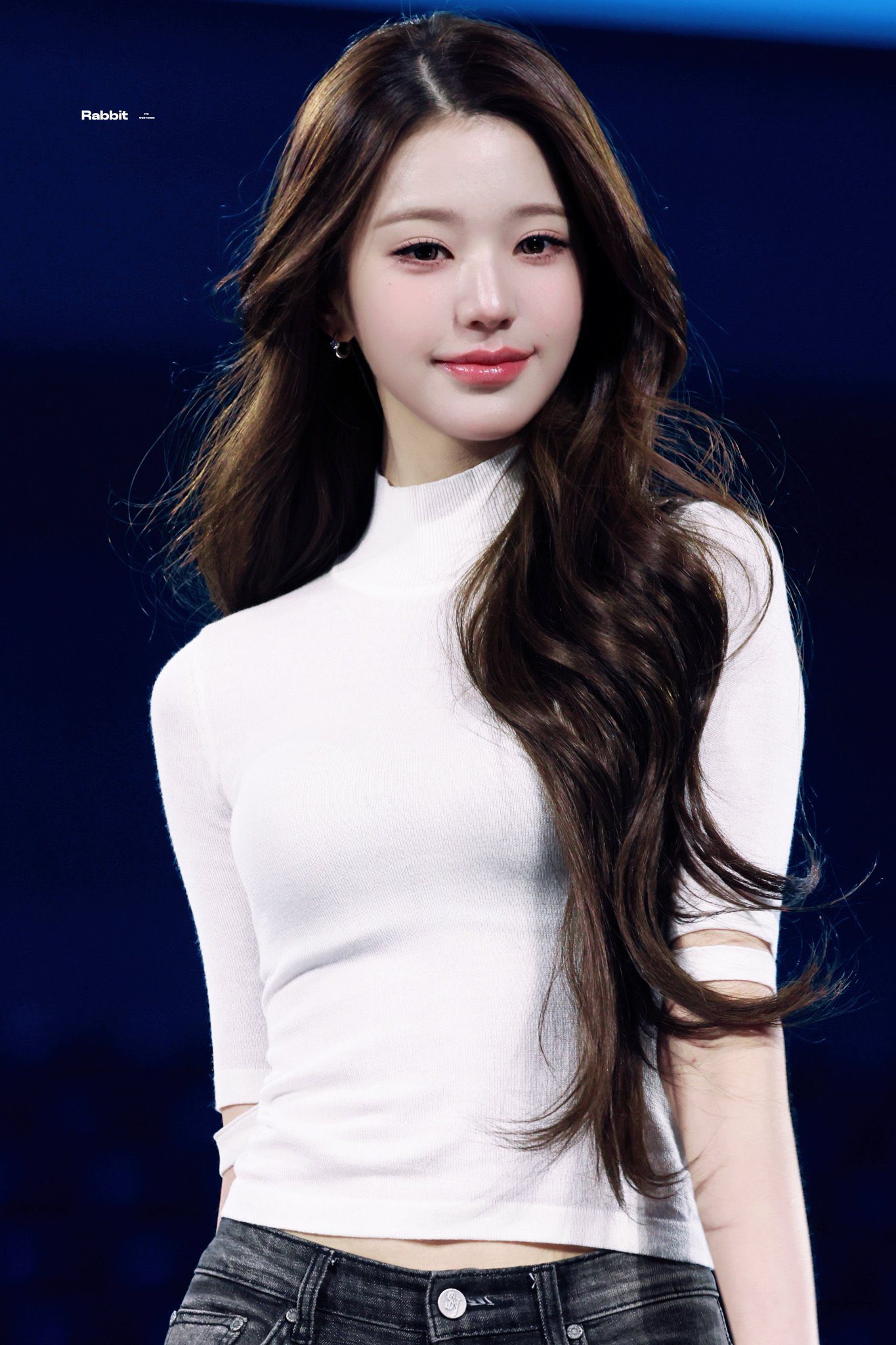 Chủ đề về V nhanh chóng được đặt lên bàn cân so sánh với Jang Wonyoung - công chúa Kpop có chấp niệm với vị trí center (ảnh: X)