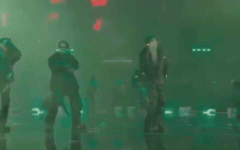 BTS diễn cực nhiệt dưới trời mưa lớn