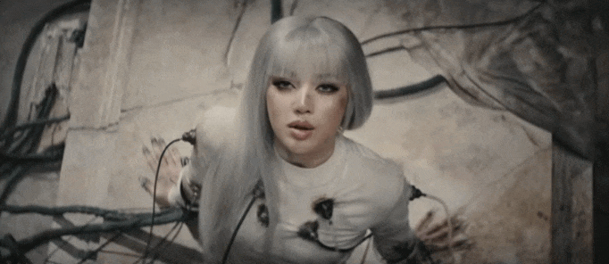 Lisa trong hình ảnh cỗ máy quyến rũ đang tự phá bỏ xiềng xích