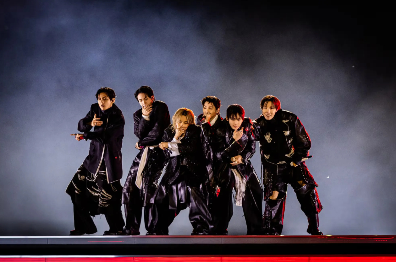 Điểm đặc biệt của tour nằm ở cách BTS kết hợp yếu tố văn hóa truyền thống với công nghệ hiện đại (ảnh: Chosun)