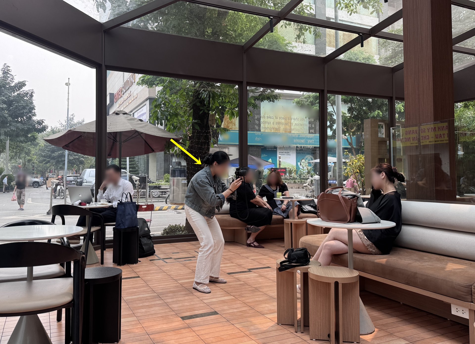 Mặc kệ xung quanh, các 