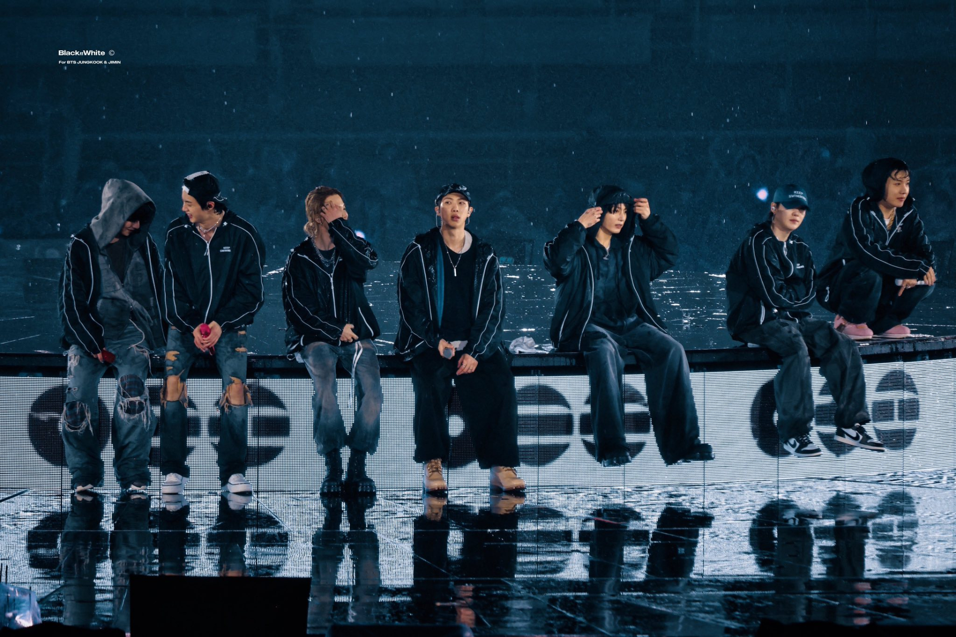 Trong khi đó, concert ARIRANG của BTS kéo dài 150 phút (khoảng 2 tiếng rưỡi) với setlist 23 ca khúc, được xây dựng như một hành trình âm nhạc hoàn chỉnh