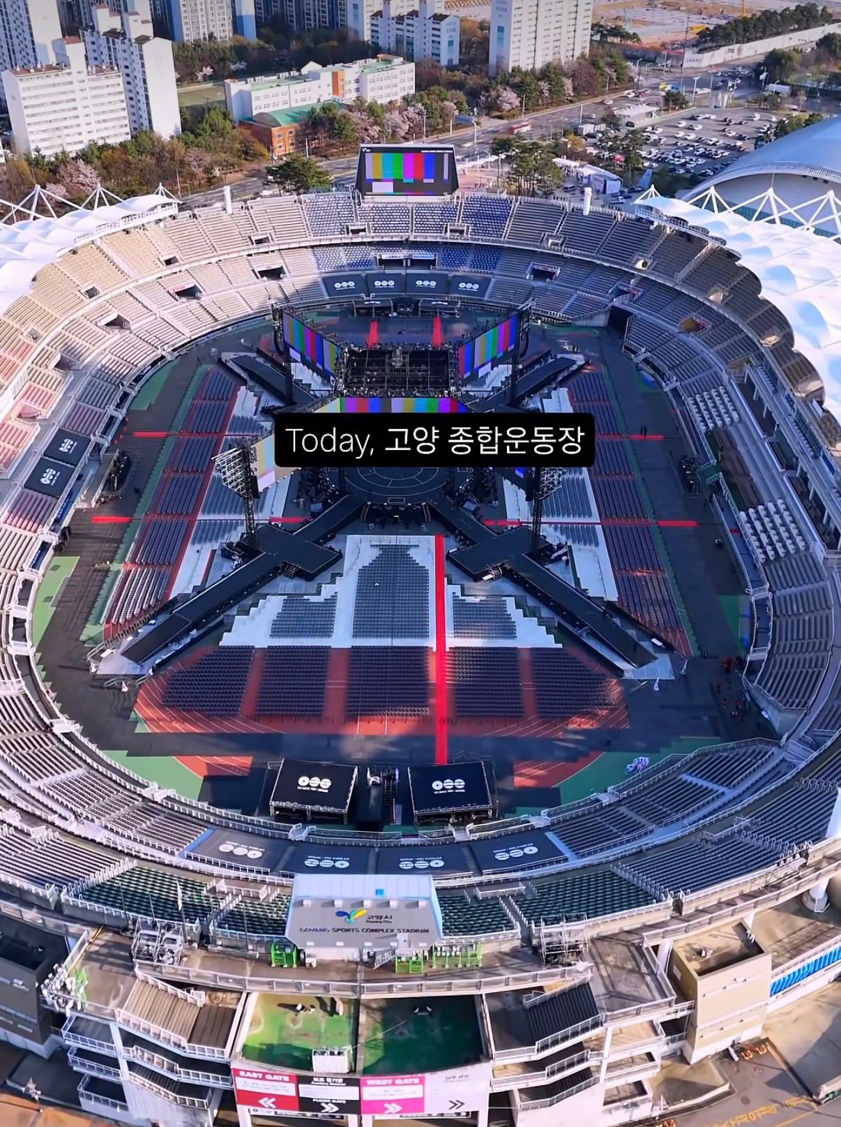 Concert 360 độ đầu tiên của BTS: 150 phút dầm mưa, 23 bài hát và 41 nghìn người xem, có gì khác với show miễn phí ở Gwanghwamun?