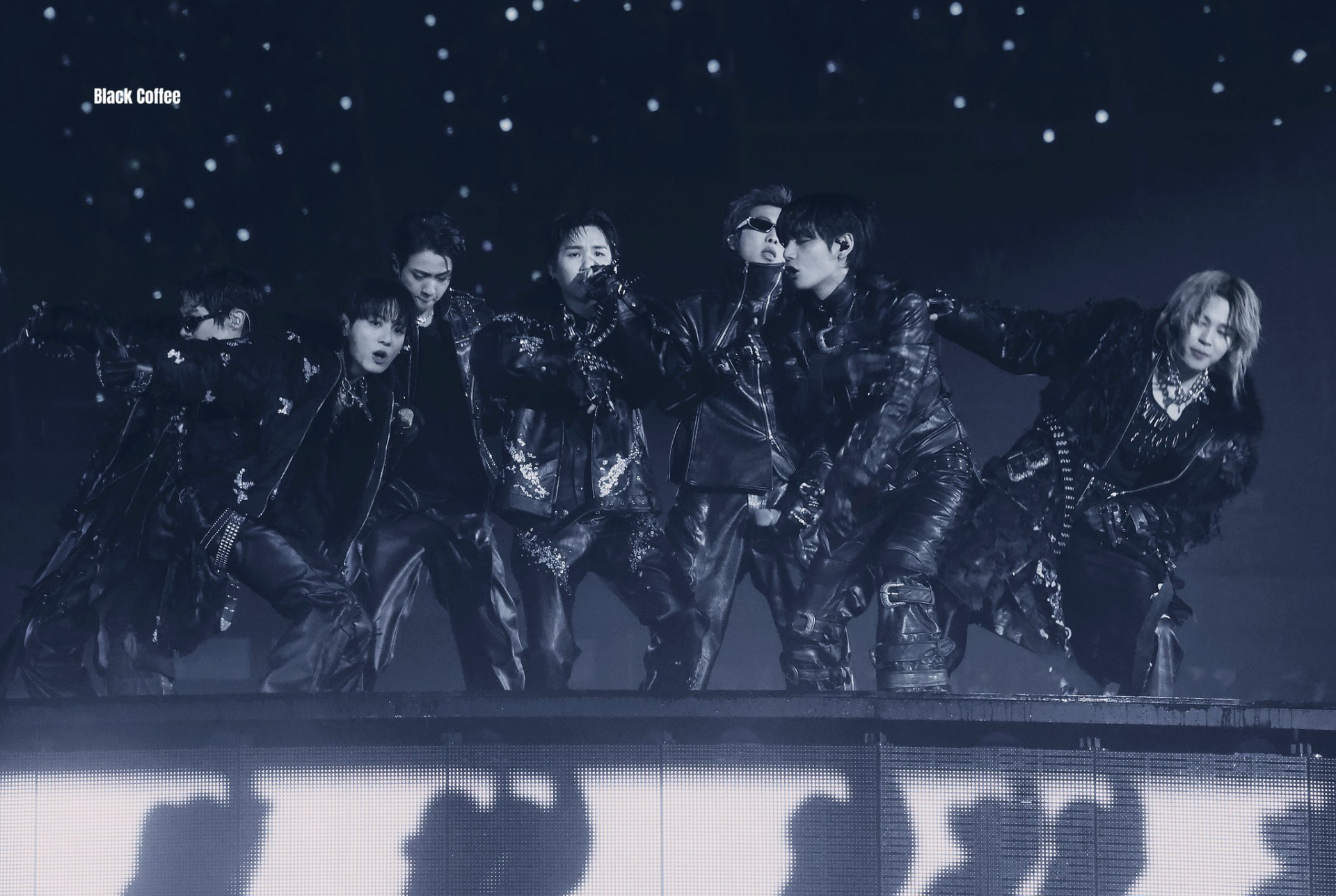 Concert 360 độ đầu tiên của BTS: 150 phút dầm mưa, 23 bài hát và 41 nghìn người xem, có gì khác với show miễn phí ở Gwanghwamun?